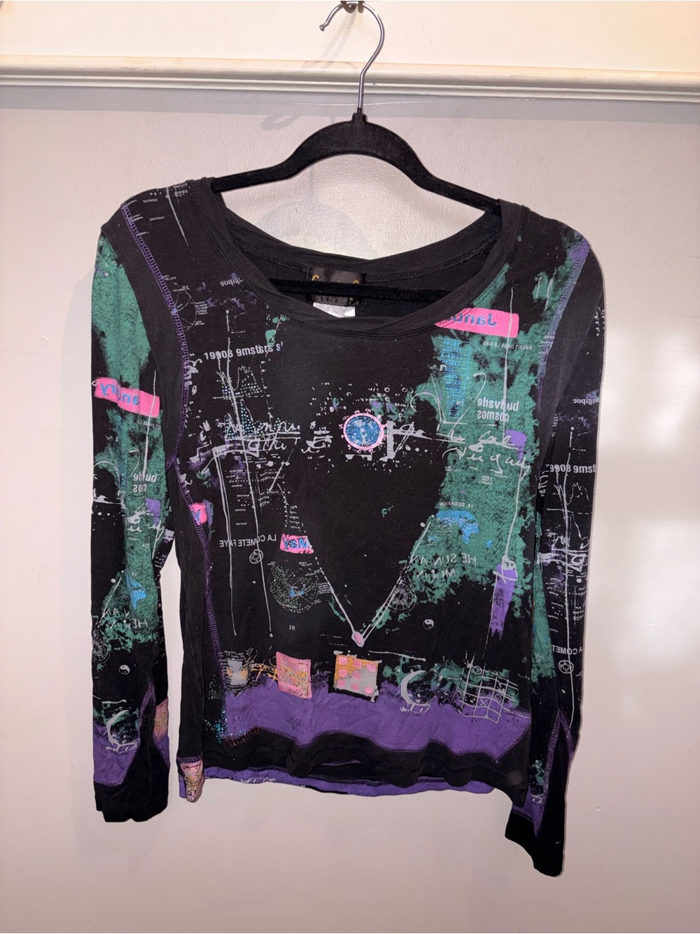 fresh Black Long-Sleeve Graphic Top with Green & Purple Accents